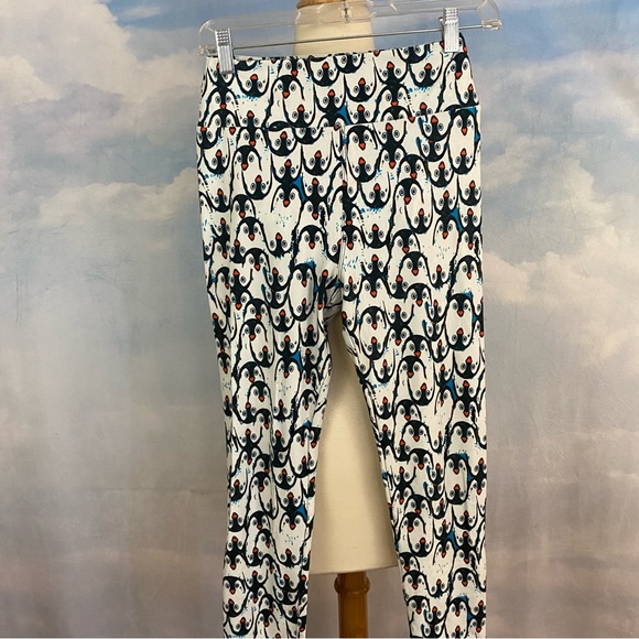 LuLaRoe Holiday Leggings One Size Penguins Pattern - Picture 4 of 4